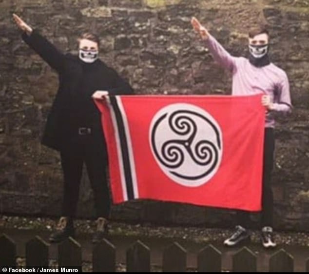 Restaurar a Grã-Bretanha reintegra membro demitido que posou fazer a James Munro (à esquerda) defendeu a foto alegando que era uma “época diferente” quando ele posou há menos de dez anos