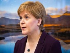 Revelado: o querido pingente de Nicola Sturgeon que seu marido estelionatário comprou para ela depois de dizer ao joalheiro ‘Eu sou o homem com o dinheiro’ Sturgeon foi vista usando o colar com pingente – um dos itens que seu ex-marido, Peter Murrell, admitiu ter comprado com fundos desviados – em várias ocasiões.
