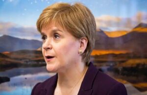 Revelado: o querido pingente de Nicola Sturgeon que seu marido estelionatário comprou para ela depois de dizer ao joalheiro ‘Eu sou o homem com o dinheiro’ Sturgeon foi vista usando o colar com pingente – um dos itens que seu ex-marido, Peter Murrell, admitiu ter comprado com fundos desviados – em várias ocasiões.