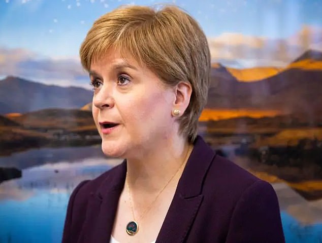 Revelado: o querido pingente de Nicola Sturgeon que seu marido Sturgeon foi vista usando o colar com pingente – um dos itens que seu ex-marido, Peter Murrell, admitiu ter comprado com fundos desviados – em várias ocasiões.