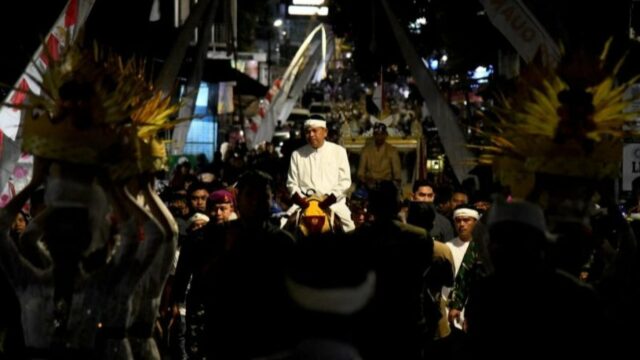 Ribuan Warga Antusias Tonton Kirab Budaya Napak Tilas Padjadjaran, KDM: Ribuan Warga Antusias Tonton Kirab Budaya Napak Tilas Padjadjaran, KDM: Ekonomi UMKM Menggeliat