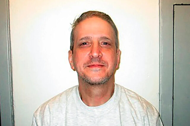 Richard Glossip, de Oklahoma, que quase foi executado três vezes, recebeu fiança enquanto aguardava novo julgamento
