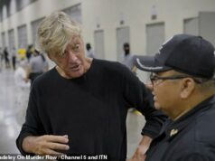 Richard Madeley é expulso da megaprisão de El Salvador depois de desafiar os guardas sobre as condições brutais na prisão mais difícil do mundo Richard Madeley deixou os fãs 'encolhidos' ao ser expulso da mega prisão de El Salvador 'dentro de 15 minutos' em seu novo documentário sobre prisão do Channel 5
