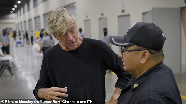 Richard Madeley é expulso da megaprisão de El Salvador depois Richard Madeley deixou os fãs 'encolhidos' ao ser expulso da mega prisão de El Salvador 'dentro de 15 minutos' em seu novo documentário sobre prisão do Channel 5