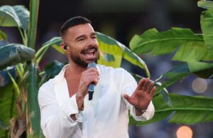 Ricky Martin está seguro após ‘gás lacrimogêneo’ – ou talvez spray de pimenta? — interrompe seu show em Montenegro Ricky Martin está seguro após 'gás lacrimogêneo' - ou talvez spray de pimenta? — interrompe seu show em Montenegro