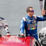 Dois pilotos da Monster Energy NASCAR Cup Series, Brad Keselowski e Kyle Busch, cumprimentam a multidão durante um desfile.