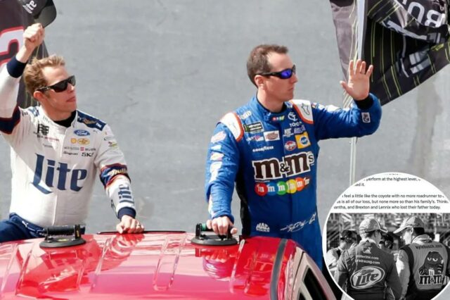 Dois pilotos da Monster Energy NASCAR Cup Series, Brad Keselowski e Kyle Busch, cumprimentam a multidão durante um desfile.