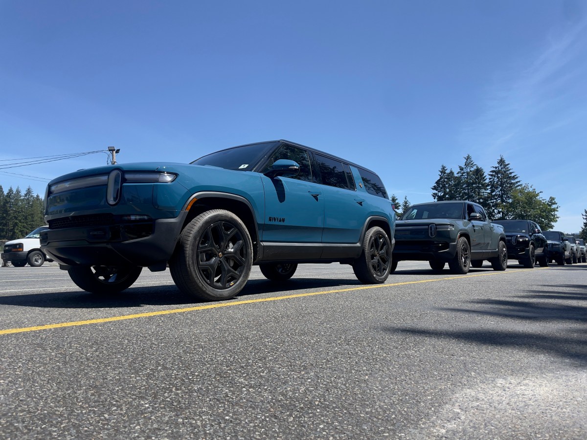Rivian sob investigação por falhas na suspensão traseira dos modelos R1
