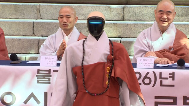 Robô humanóide se torna monge budista na Coreia do Sul
