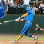 Roch Cholowsky acertando uma bola de beisebol durante um jogo.