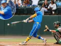 Roch Cholowsky, da UCLA, é o Ten Jogador do Ano e John Savage Treinador do Ano Roch Cholowsky acertando uma bola de beisebol durante um jogo.