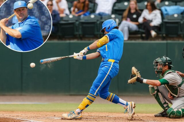 Roch Cholowsky acertando uma bola de beisebol durante um jogo.