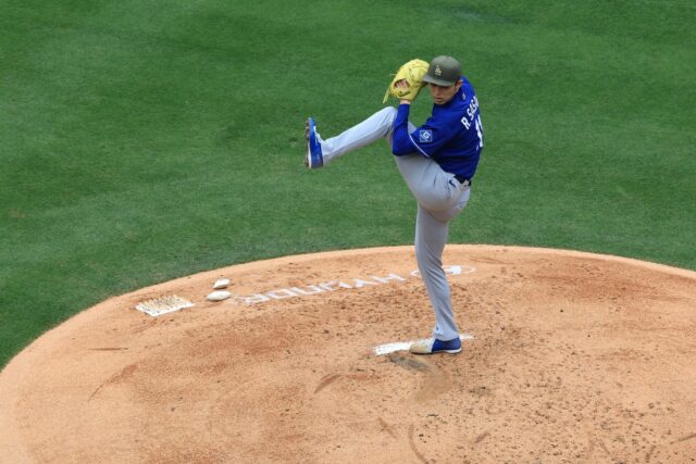 Roki Sasaki pode ser a arma secreta por trás de ANAHEIM, CALIFORNIA - MAY 17: Roki Sasaki #11 of the Los Angeles Dodgers pitchs during the second inning of a game against the Los Angeles Angels at Angel Stadium of Anaheim on May 17, 2026 in Anaheim, California. (Photo by Sean M. Haffey/Getty Images)