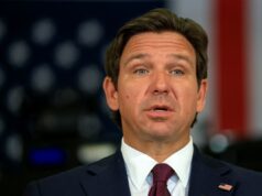 Ron DeSantis revela plano para eliminar o imposto sobre a propriedade – o que isso significa para os proprietários Governor Ron DeSantis speaking in Miramar, Florida, in May.