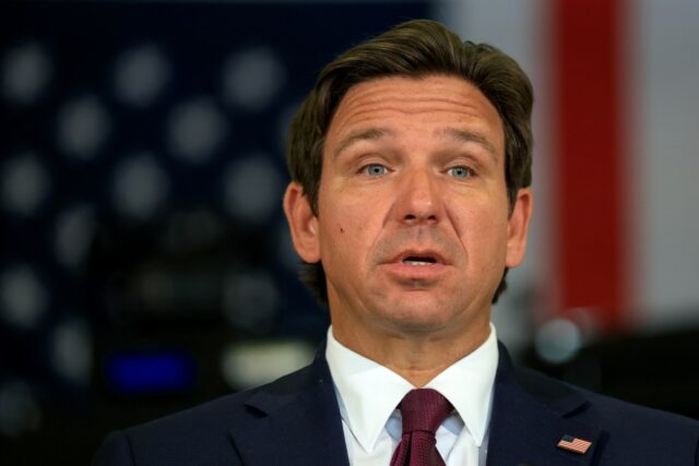 Ron DeSantis revela plano para eliminar o imposto sobre a Governor Ron DeSantis speaking in Miramar, Florida, in May.