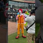 Ronald McDonald canta o hino nacional em um jogo de beisebol – e as pessoas estão adorando