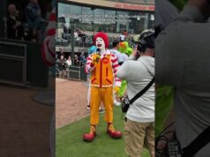 Ronald McDonald canta o hino nacional em um jogo de beisebol – e as pessoas estão adorando Ronald McDonald canta o hino nacional em um jogo de beisebol – e as pessoas estão adorando