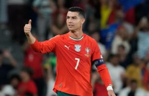 Ronaldo liderará Portugal na sexta Copa do Mundo com Martinez nomeando elenco O seleccionador de Portugal, Roberto Martinez, anuncia a convocatória para o Mundial de 2026, em Oeiras, nos arredores de Lisboa, terça-feira, 19 de maio de 2026. (AP Photo/Armando Franca)