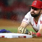Nolan Schanuel mergulha para o primeiro lugar depois que Ronny Mauricio mergulha com segurança na base para uma rebatida interna na sétima entrada da derrota do Mets por 4-3 e 10 entradas para os Angels em 2 de maio de 2026 em Anaheim, Califórnia. Infelizmente para o Mets, Mauricio fraturou o polegar esquerdo e está indo para o IL.