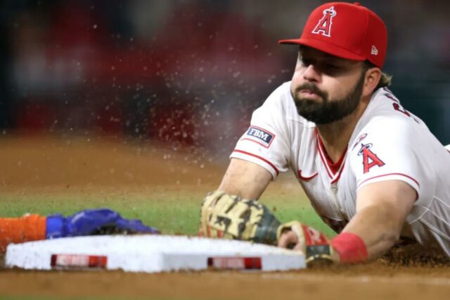 Nolan Schanuel mergulha para o primeiro lugar depois que Ronny Mauricio mergulha com segurança na base para uma rebatida interna na sétima entrada da derrota do Mets por 4-3 e 10 entradas para os Angels em 2 de maio de 2026 em Anaheim, Califórnia. Infelizmente para o Mets, Mauricio fraturou o polegar esquerdo e está indo para o IL.