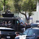 A polícia está no local de um tiroteio fora do Centro Islâmico de San Diego, segunda-feira, 18 de maio de 2026, em San Diego.