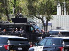 Ruas bloqueadas em situação de atirador mortal na mesquita A polícia está no local de um tiroteio fora do Centro Islâmico de San Diego, segunda-feira, 18 de maio de 2026, em San Diego.