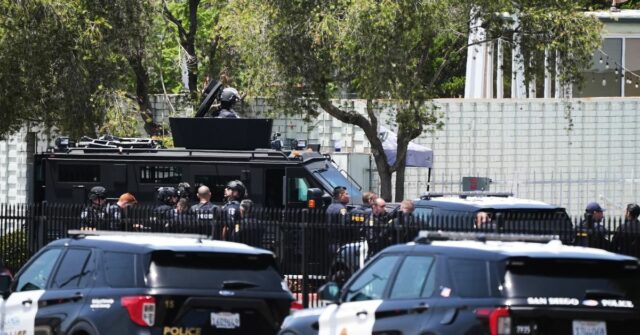 A polícia está no local de um tiroteio fora do Centro Islâmico de San Diego, segunda-feira, 18 de maio de 2026, em San Diego.