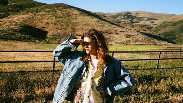 Rue é uma garota da Levi's na 3ª temporada de Zendaya usa jaqueta Levi's e jeans na 3ª temporada de euforia: compre online
