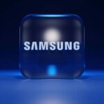 Rumor sobre chip da Apple ajuda Samsung a atingir avaliação de US$ 1T | A imagem mostra uma representação 3D em vidro do nome Samsung