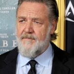 Russell Crowe adverte multidão de caçadores de autógrafos em Paris para não forçar: 'Assim que alguém for um D – k, eu vou'