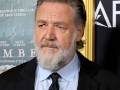 Russell Crowe adverte multidão de caçadores de autógrafos em Paris para não forçar: ‘Assim que alguém for um D – k, eu vou’ Russell Crowe adverte multidão de caçadores de autógrafos em Paris para não forçar: 'Assim que alguém for um D – k, eu vou'