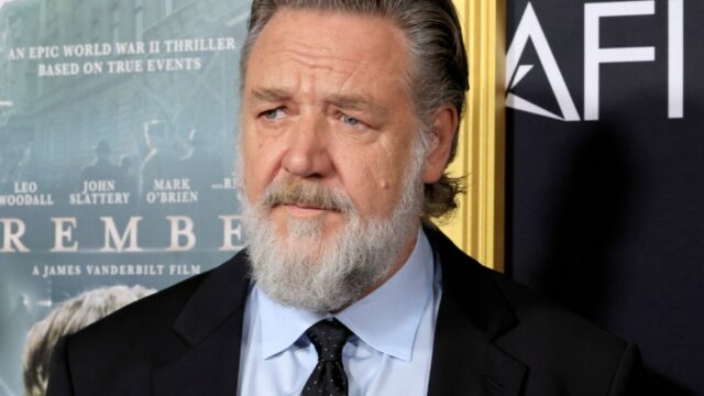 Russell Crowe adverte multidão de caçadores de autógrafos em Paris Russell Crowe adverte multidão de caçadores de autógrafos em Paris para não forçar: 'Assim que alguém for um D – k, eu vou'