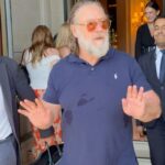 Russell Crowe alerta caçadores de autógrafos reunidos em frente ao seu hotel em Paris: ‘Não me empurrem’