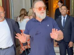Russell Crowe alerta caçadores de autógrafos reunidos em frente ao seu hotel em Paris: ‘Não me empurrem’ Russell Crowe alerta caçadores de autógrafos reunidos em frente ao seu hotel em Paris: ‘Não me empurrem’