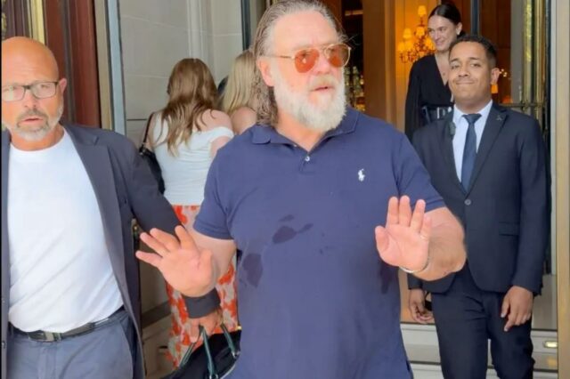 Russell Crowe alerta caçadores de autógrafos reunidos em frente ao Russell Crowe alerta caçadores de autógrafos reunidos em frente ao seu hotel em Paris: ‘Não me empurrem’