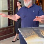 Russell Crowe quebrou o silêncio depois que um vídeo dele repreendendo os fãs antes de dar autógrafos fora de seu hotel em Paris se tornou viral