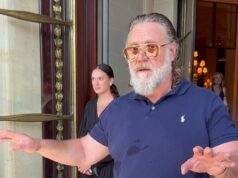 Russell Crowe defende discurso desbocado repreendendo fãs que esperam por seu autógrafo Russell Crowe quebrou o silêncio depois que um vídeo dele repreendendo os fãs antes de dar autógrafos fora de seu hotel em Paris se tornou viral