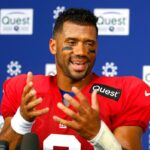 O quarterback do New York Giants, Russell Wilson, responde às perguntas dos repórteres após o treino de futebol, quarta-feira, 24 de setembro de 2025, em East Rutherford, NJ
