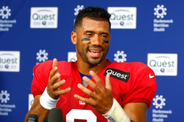 O quarterback do New York Giants, Russell Wilson, responde às perguntas dos repórteres após o treino de futebol, quarta-feira, 24 de setembro de 2025, em East Rutherford, NJ 