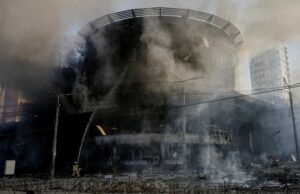 Rússia ameaça ataques em locais de defesa de Kyiv e exorta estrangeiros a saírem Rússia ameaça ataques em locais de defesa de Kyiv e exorta estrangeiros a saírem