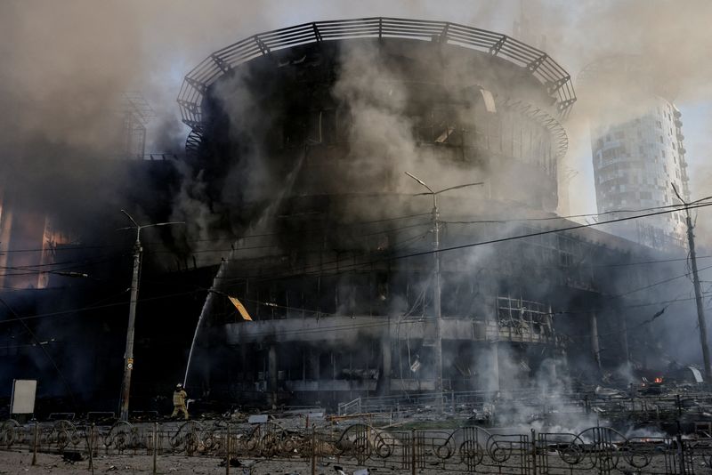 Rússia ameaça ataques em locais de defesa de Kyiv e exorta estrangeiros a saírem