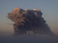Rússia ataca Kyiv com raro míssil com capacidade nuclear, matando civis General view of the aftermath following one of the Russian ballistic missile strikes on Kyiv on May 24, 2026, in Ukraine.