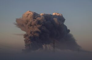 Rússia ataca Kyiv com raro míssil com capacidade nuclear, matando civis General view of the aftermath following one of the Russian ballistic missile strikes on Kyiv on May 24, 2026, in Ukraine.