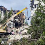 Escombros e vidros quebrados cobrem uma sala em um dormitório universitário danificado em Starobilsk, uma cidade ocupada no leste de Luhansk, após o que as forças de ocupação russas chamaram de ataque de drone ucraniano no sábado, 23 de maio de 2026. - Pavel Klimov/Reuters