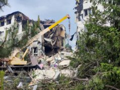 Rússia dispara poderoso míssil hipersônico em ataque em massa a Kyiv Escombros e vidros quebrados cobrem uma sala em um dormitório universitário danificado em Starobilsk, uma cidade ocupada no leste de Luhansk, após o que as forças de ocupação russas chamaram de ataque de drone ucraniano no sábado, 23 de maio de 2026. - Pavel Klimov/Reuters