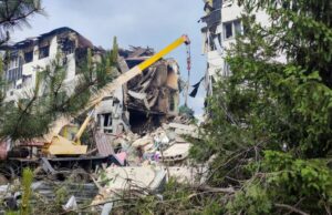 Rússia dispara poderoso míssil hipersônico em ataque em massa a Kyiv Escombros e vidros quebrados cobrem uma sala em um dormitório universitário danificado em Starobilsk, uma cidade ocupada no leste de Luhansk, após o que as forças de ocupação russas chamaram de ataque de drone ucraniano no sábado, 23 de maio de 2026. - Pavel Klimov/Reuters