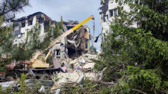 Escombros e vidros quebrados cobrem uma sala em um dormitório universitário danificado em Starobilsk, uma cidade ocupada no leste de Luhansk, após o que as forças de ocupação russas chamaram de ataque de drone ucraniano no sábado, 23 de maio de 2026. - Pavel Klimov/Reuters