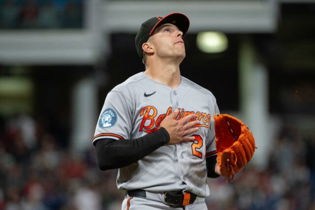 O arremessador substituto do Baltimore Orioles, Ryan Helsley, reage após a final de um jogo de beisebol.