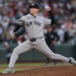 Ryan Weathers nº 40 do New York Yankees jogando contra o Baltimore Orioles.