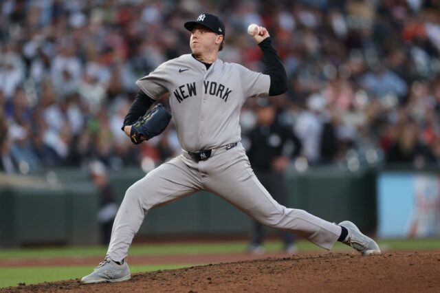 Ryan Weathers nº 40 do New York Yankees jogando contra o Baltimore Orioles.
